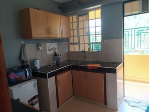 Fridge, microwave, stovetop, electric kettle - Luxe Home (the place to relax and/or work) which is an apartment (Kisii)
