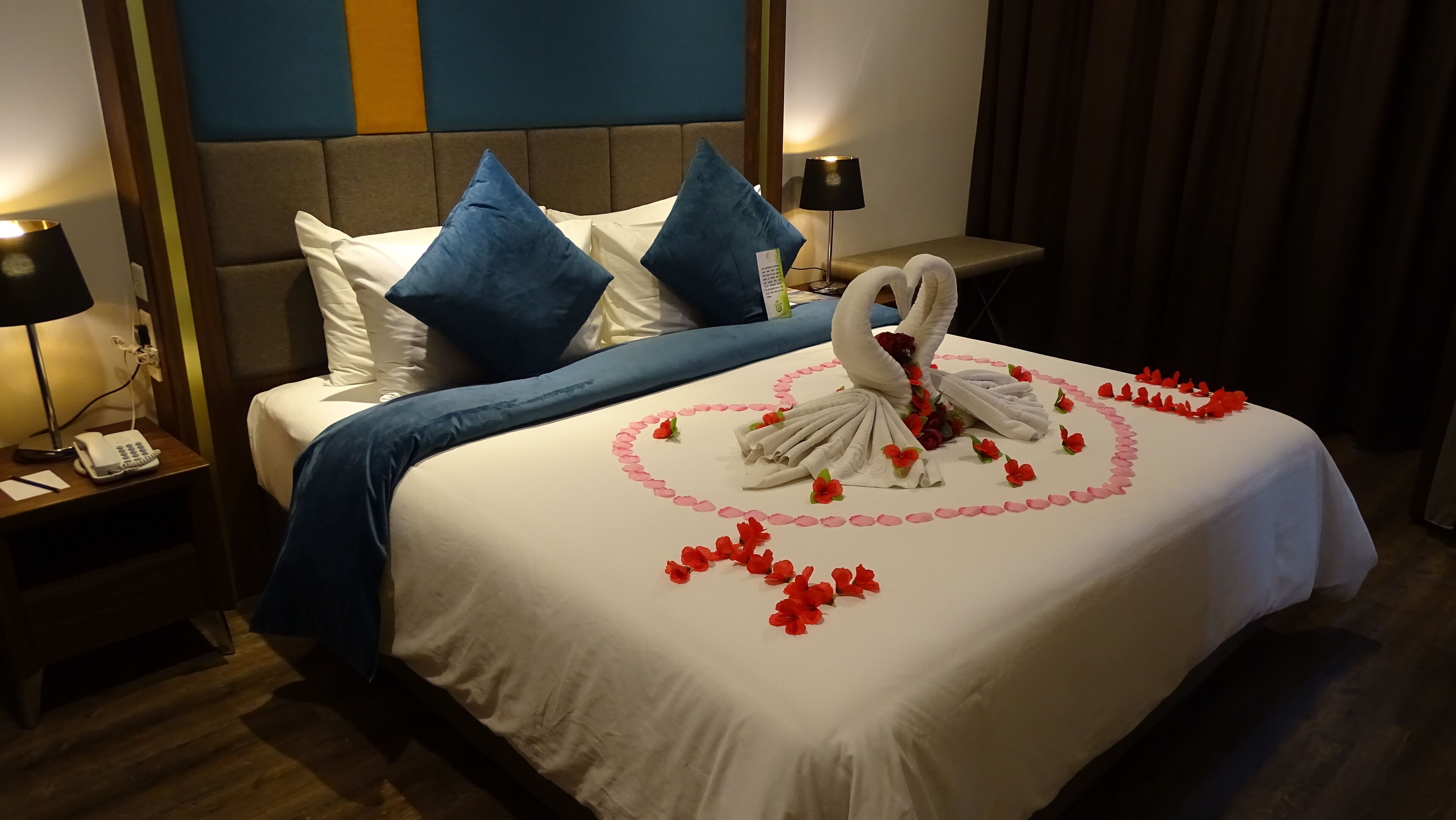 supreme king | in-room safe, desk, blackout curtains, soundproofing