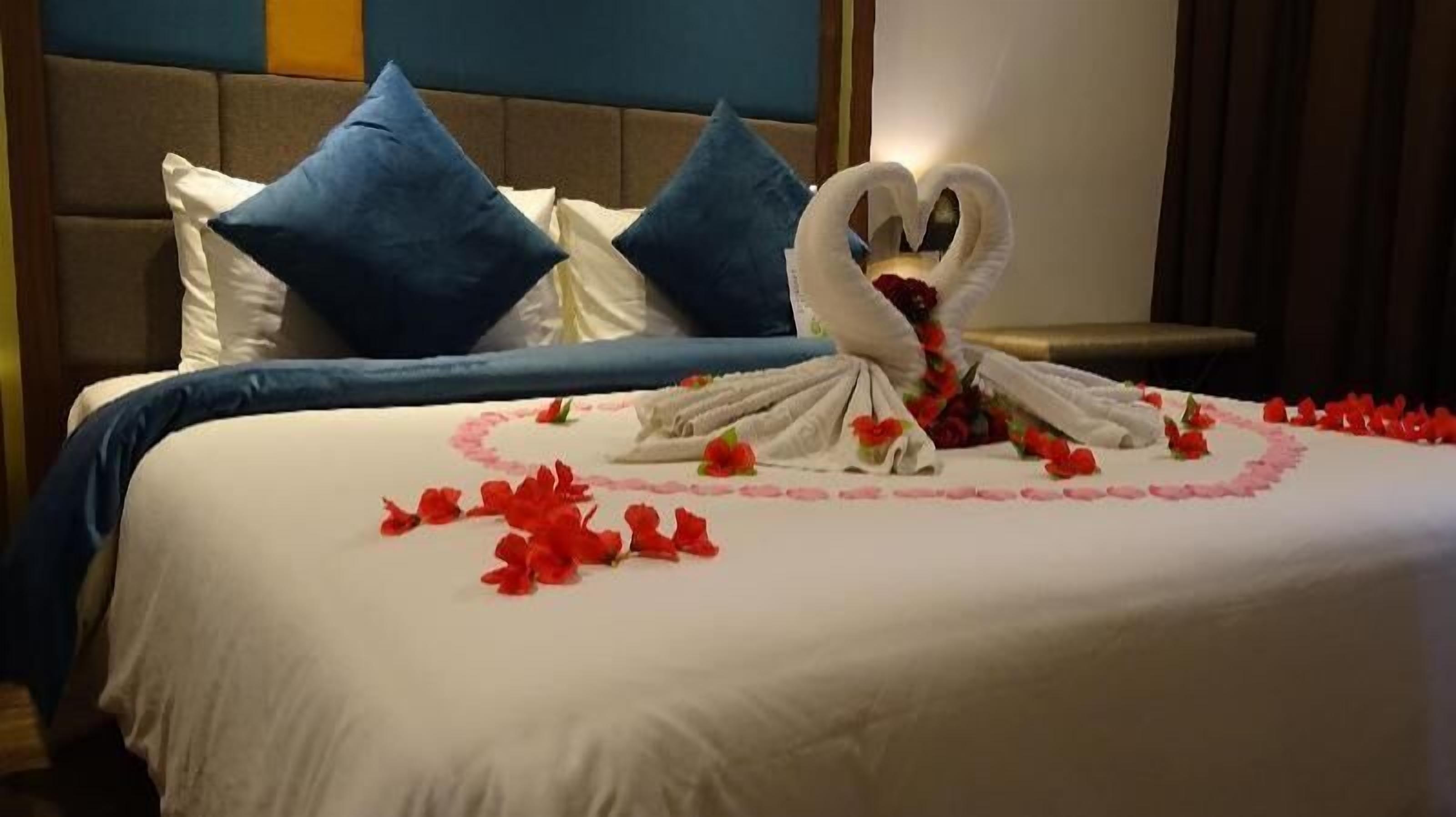 Pengeskab på værelset, skrivebord, mørklægningsgardiner, lydisolering