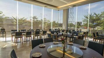 Petit déjeuner, déjeuner et dîner servis sur place