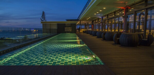 Outdoor pool - Goldenbay Hotel (Bintulu)