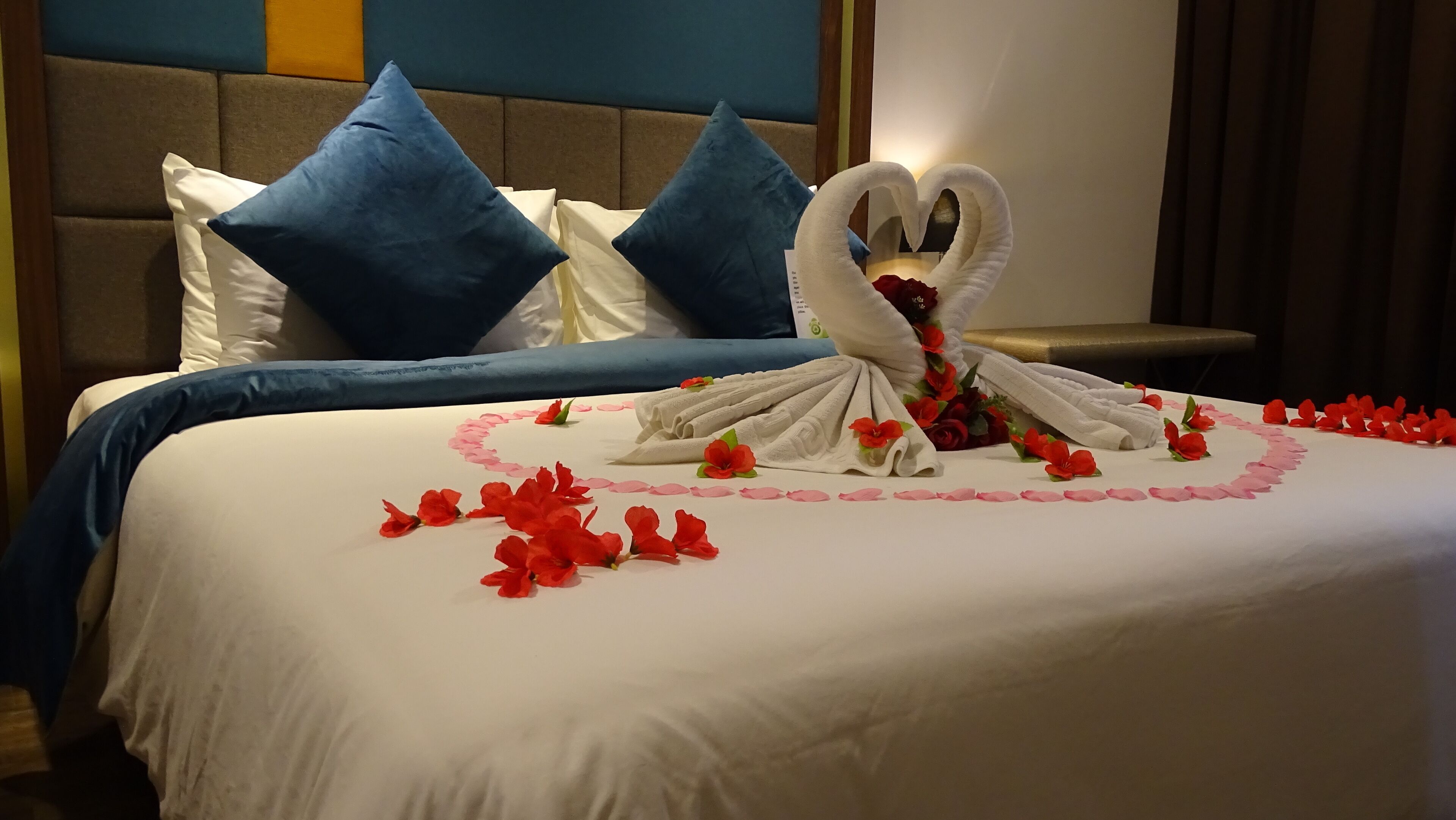 supreme king | in-room safe, desk, blackout curtains, soundproofing