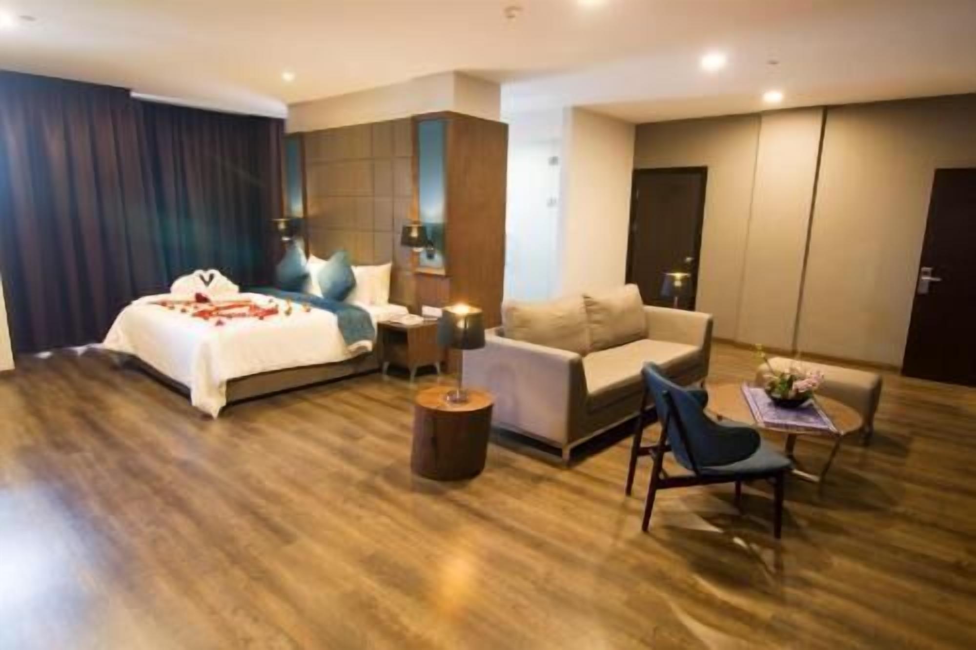 Pengeskab på værelset, skrivebord, mørklægningsgardiner, lydisolering