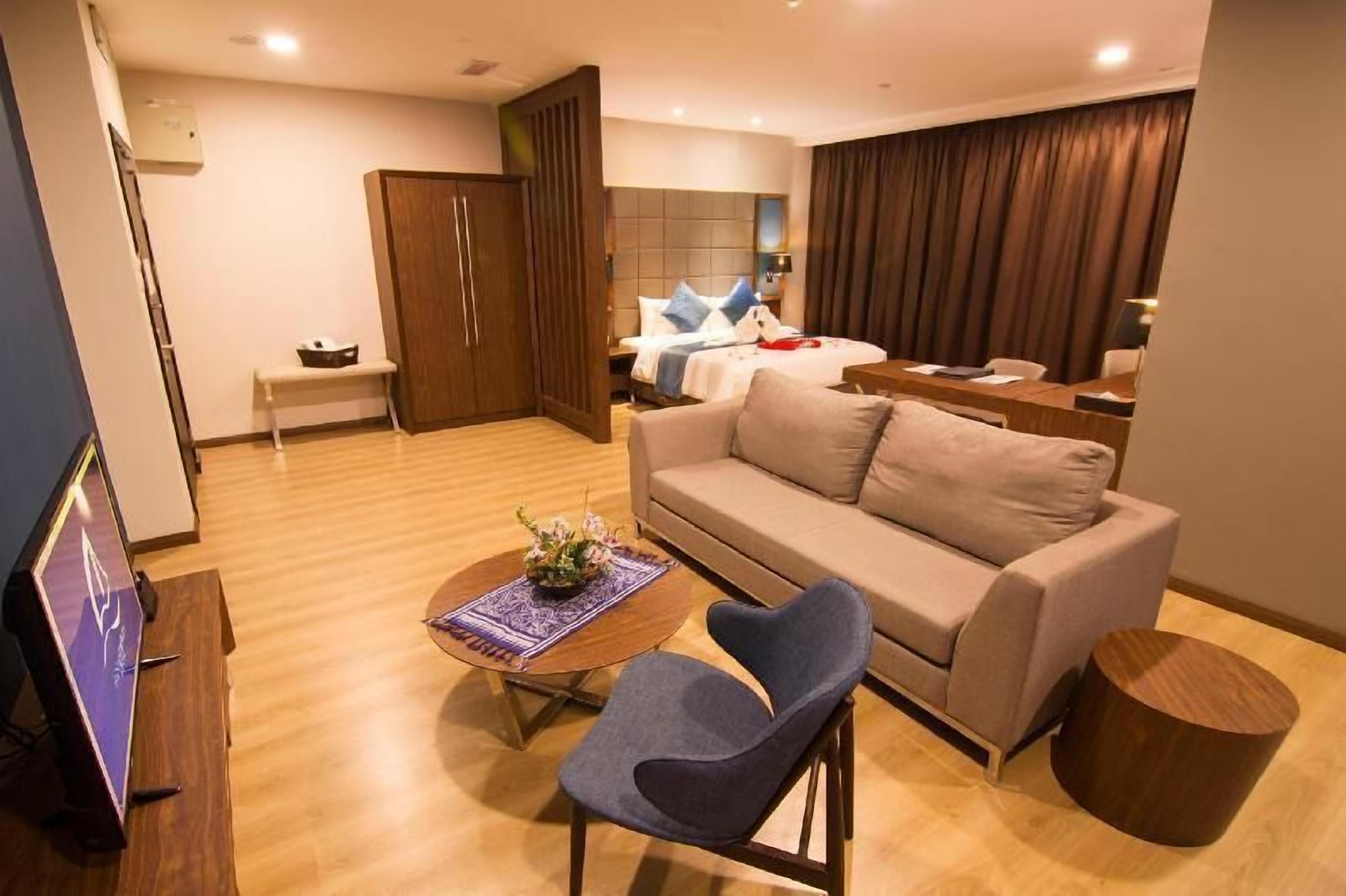 Pengeskab på værelset, skrivebord, mørklægningsgardiner, lydisolering