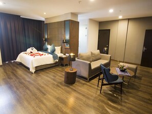 In-room safe, desk, blackout curtains, soundproofing - Goldenbay Hotel (Bintulu)