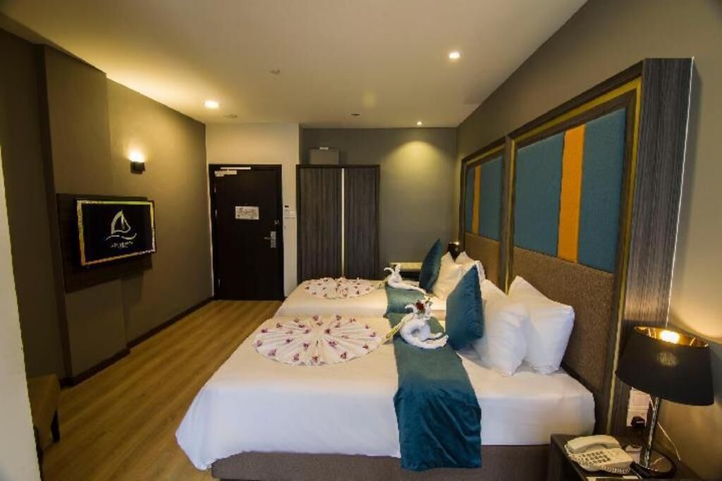 Pengeskab på værelset, skrivebord, mørklægningsgardiner, lydisolering