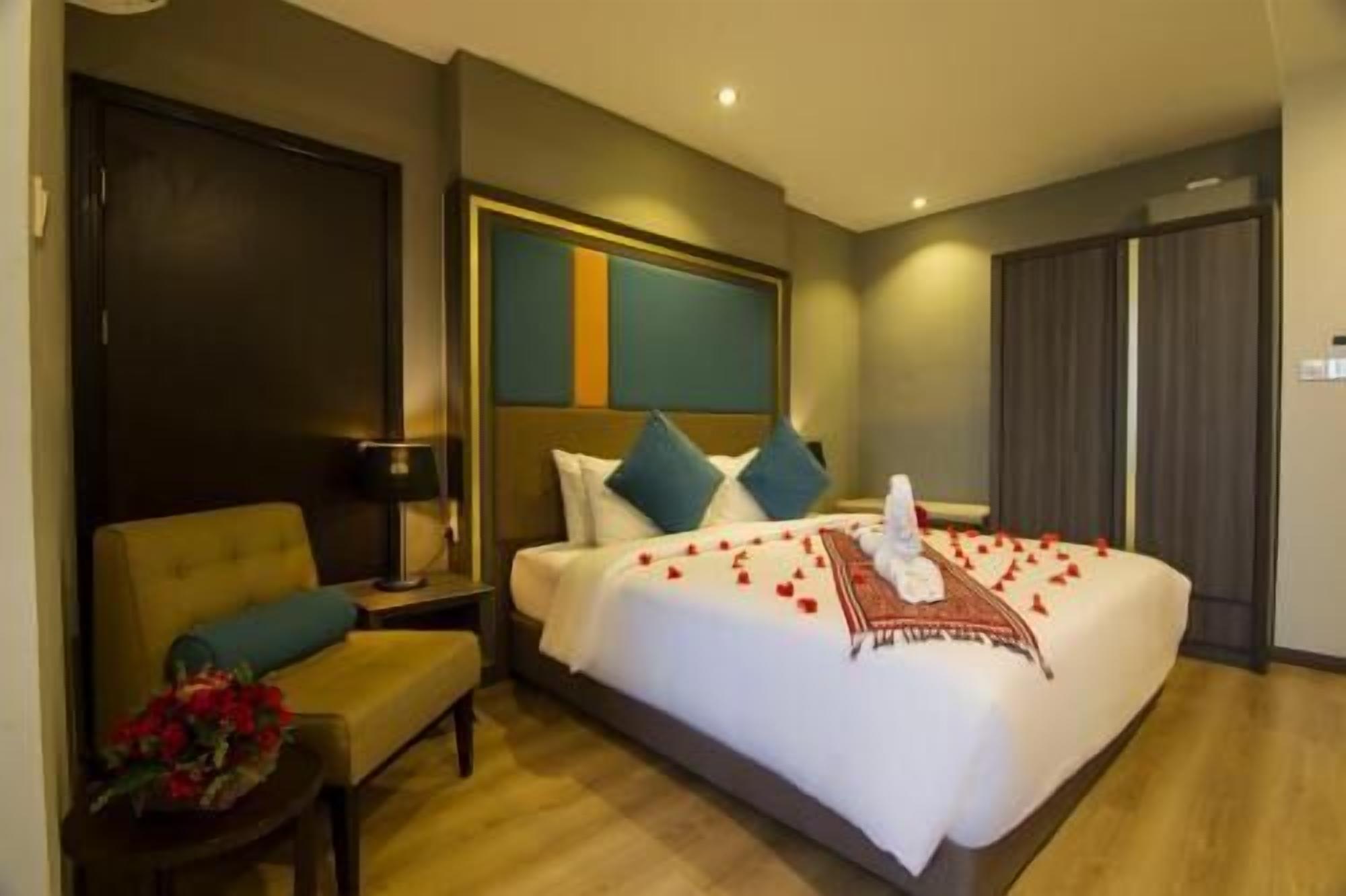 Pengeskab på værelset, skrivebord, mørklægningsgardiner, lydisolering