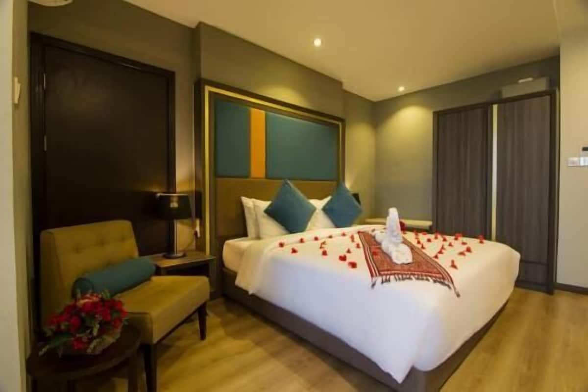 In-room safe, desk, blackout drapes, soundproofing