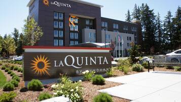 A hotel sign with the name "LA QUINTA BY WYNDHAM" and a sun logo.