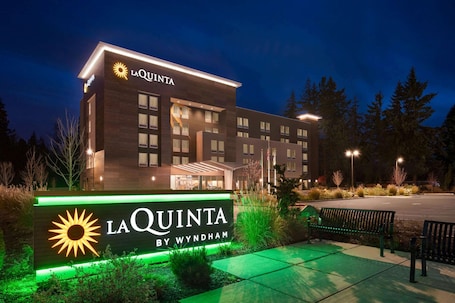 Exterior. La Quinta Inn & Suites by Wyndham Marysville