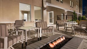 An outdoor patio with seating and a fire feature. - La Quinta Inn & Suites by Wyndham Marysville (Marysville)