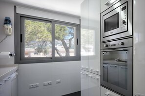 Een koelkast, een microgolfoven, een oven, een vaatwasser