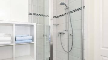 Een douche, zeep, toiletpapier