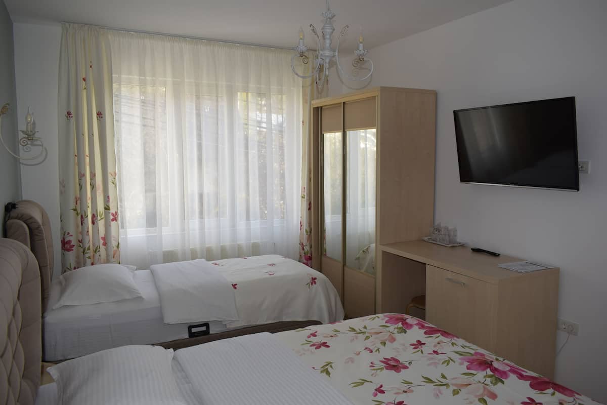 Habitación triple Confort | Ropa de cama de alta calidad, minibar, escritorio y insonorización
