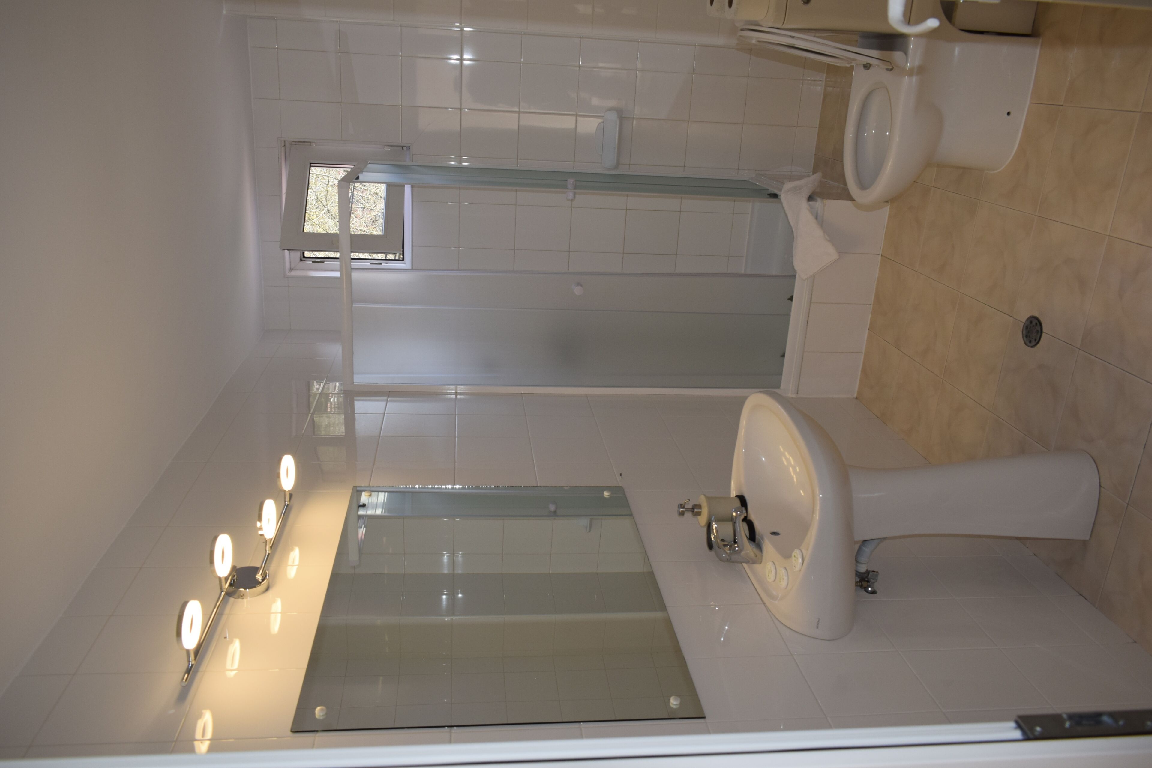 Un baño moderno con cabina de ducha de vidrio, inodoro y lavamanos.