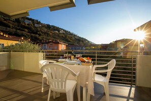 Appartement Familial, plusieurs chambres (Torbole Relax, Pool & Balcony) | Vue sur les montagnes