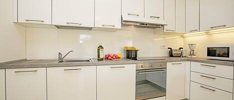 Full-sized fridge, microwave, oven, stovetop