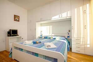 Familjelägenhet - flera sovrum (Torbole Relax, Pool & Balcony) | 1 sovrum, strykjärn/strykbräda och sängkläder