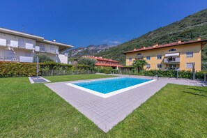 Seasonal outdoor pool - Torbole Relax, Pool & Balcony Apartment (Nago-Torbole)