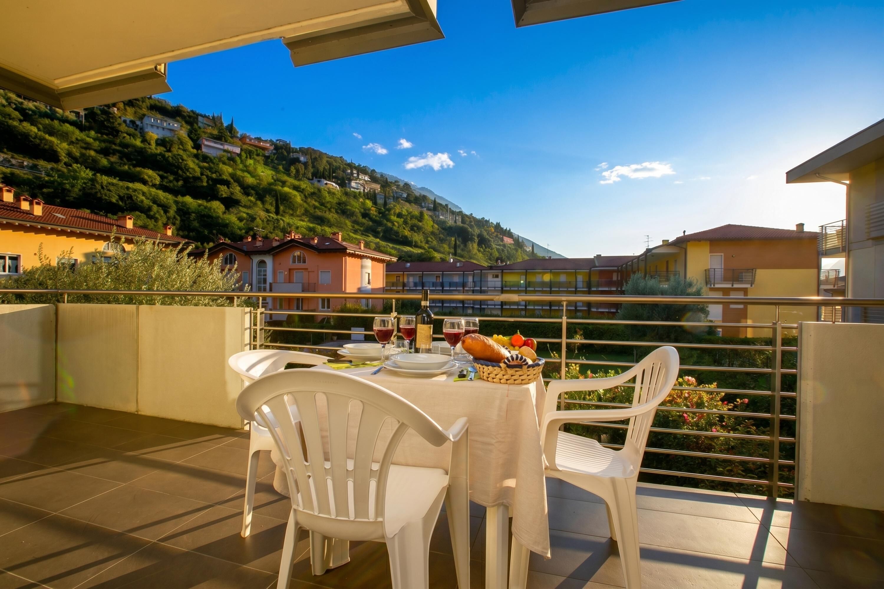 Departamento familiar, varias habitaciones (Torbole Relax, Pool & Balcony) | Restaurante al aire libre