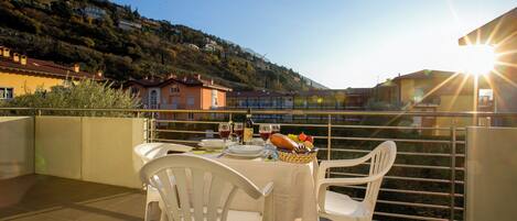 Familienapartment, Mehrere Schlafzimmer (Torbole Relax, Pool & Balcony) | Speisen im Freien