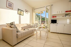 Familienapartment, Mehrere Schlafzimmer (Torbole Relax, Pool & Balcony) | Wohnbereich | Flachbildfernseher