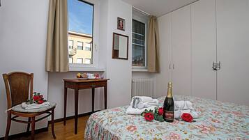 Apartamento família, vários quartos (Riva Centro Apartment) | 2 quartos, ferros/tábuas de passar roupa, Wi-Fi de cortesia