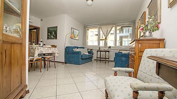 Family Apartment, 2 Bedrooms, Microwave (Riva Centro Apartment in Old Town) | Ruang tamu | TV skrin rata