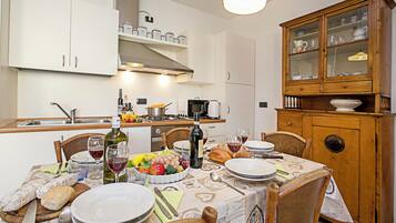 Departamento familiar, varias habitaciones (Riva Centro Apartment) | Restaurantes