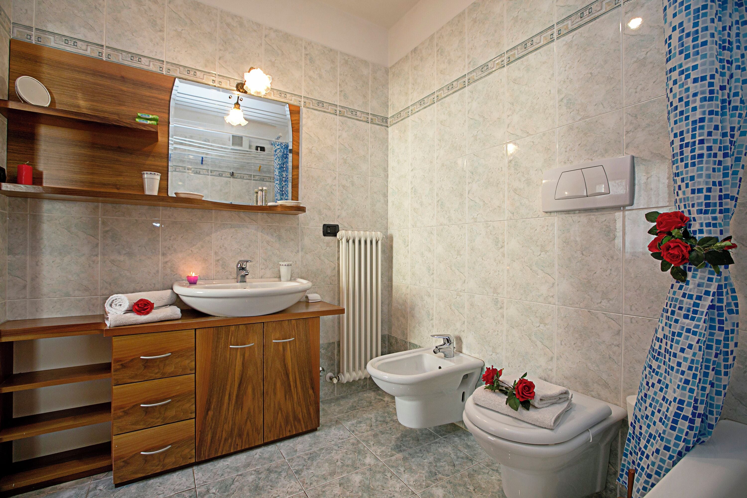 Familienapartment, 2 Schlafzimmer, Mikrowelle (Riva Centro Apartment in Old Town) | Badezimmer | Duschwanne, Haartrockner, Bidet, Handtücher