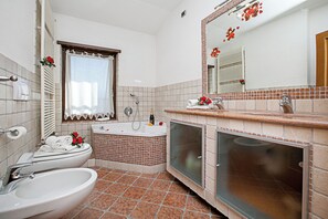 Apartamento familiar, varias habitaciones, 2 baños (Paulie Apartment) | Baño | Bañera y ducha independientes y cabezal de ducha tipo lluvia