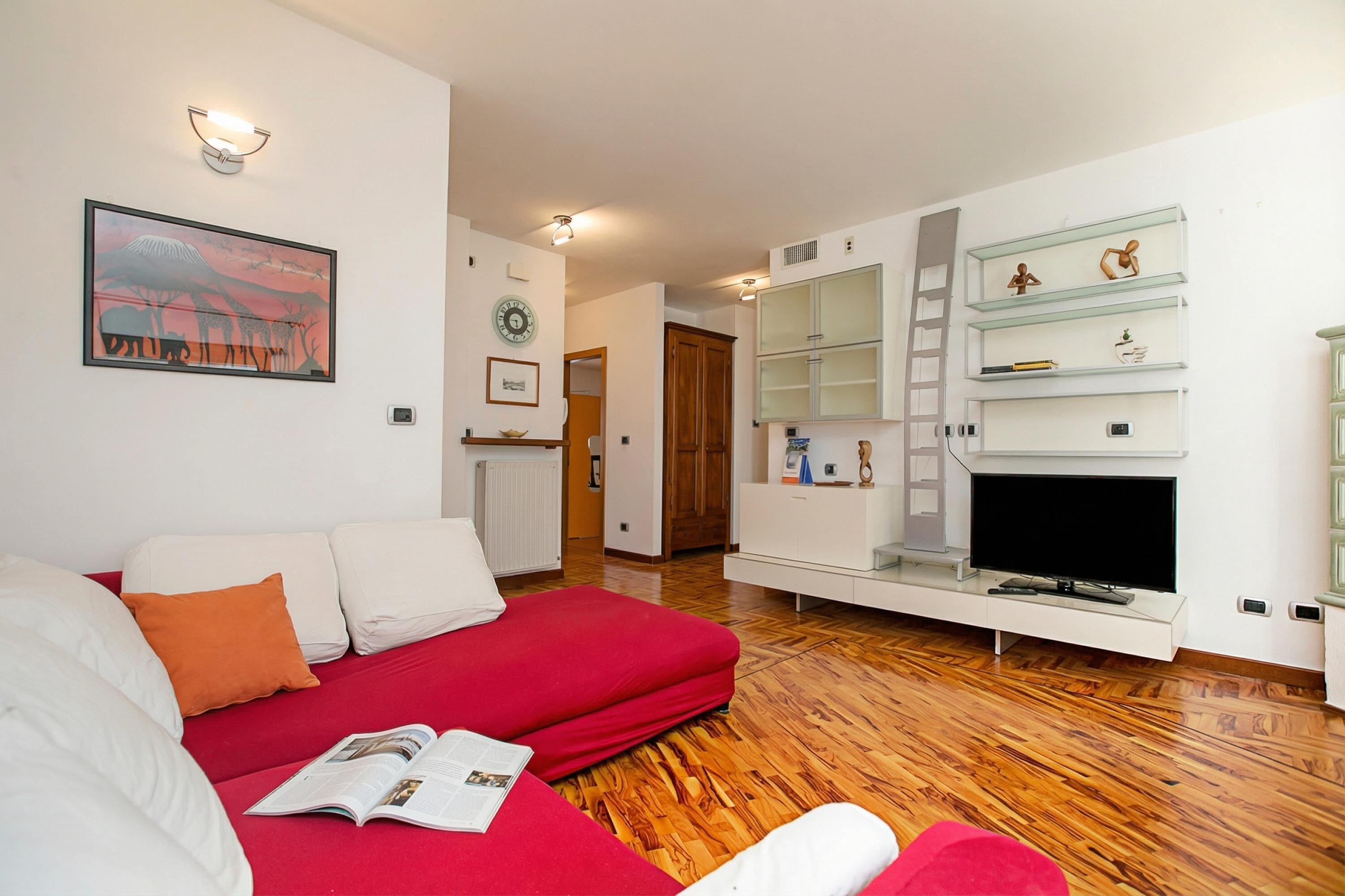 家庭公寓, 多间卧室, 双浴室 (Paulie Apartment) | 起居区 | 平板电视