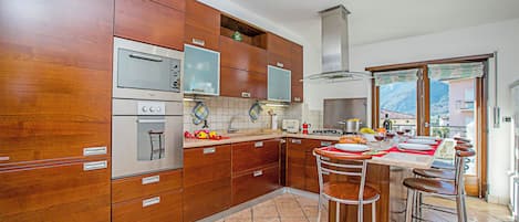 Family Apartment, Multiple Bedrooms, 2 Bathrooms (Paulie Apartment) | Private kitchen | Full-size fridge, microwave, oven, stovetop