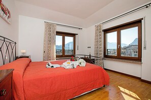 Apartamento familiar, varias habitaciones, 2 baños (Paulie Apartment) | 3 dormitorios, tabla de planchar con plancha, wifi gratis y ropa de cama