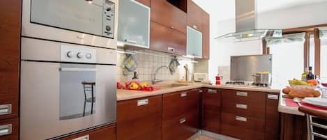 อพาร์ทเมนท์สำหรับครอบครัว, หลายห้องนอน, 2 ห้องน้ำ (Paulie Apartment) | ครัวส่วนตัว | ตู้เย็นขนาดใหญ่, ไมโครเวฟ, เตาอบ, เตาประกอบอาหาร