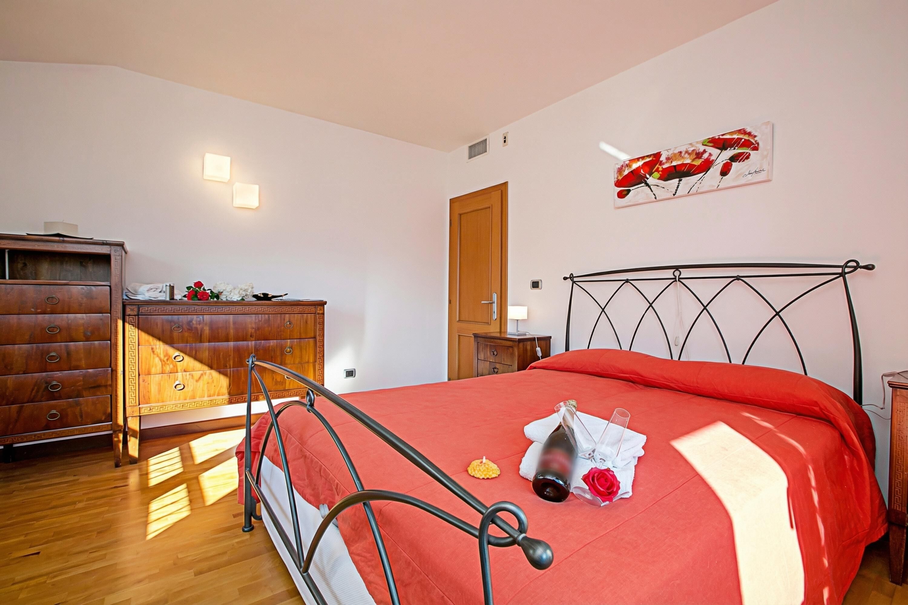 Apartamento familiar, varias habitaciones, 2 baños (Paulie Apartment) | 3 dormitorios, tabla de planchar con plancha, wifi gratis y ropa de cama