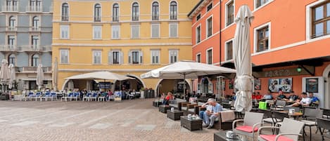 Family Apartment, Multiple Bedrooms, Lakeside (Lake View Historical Center Apartment) | Outdoor dining