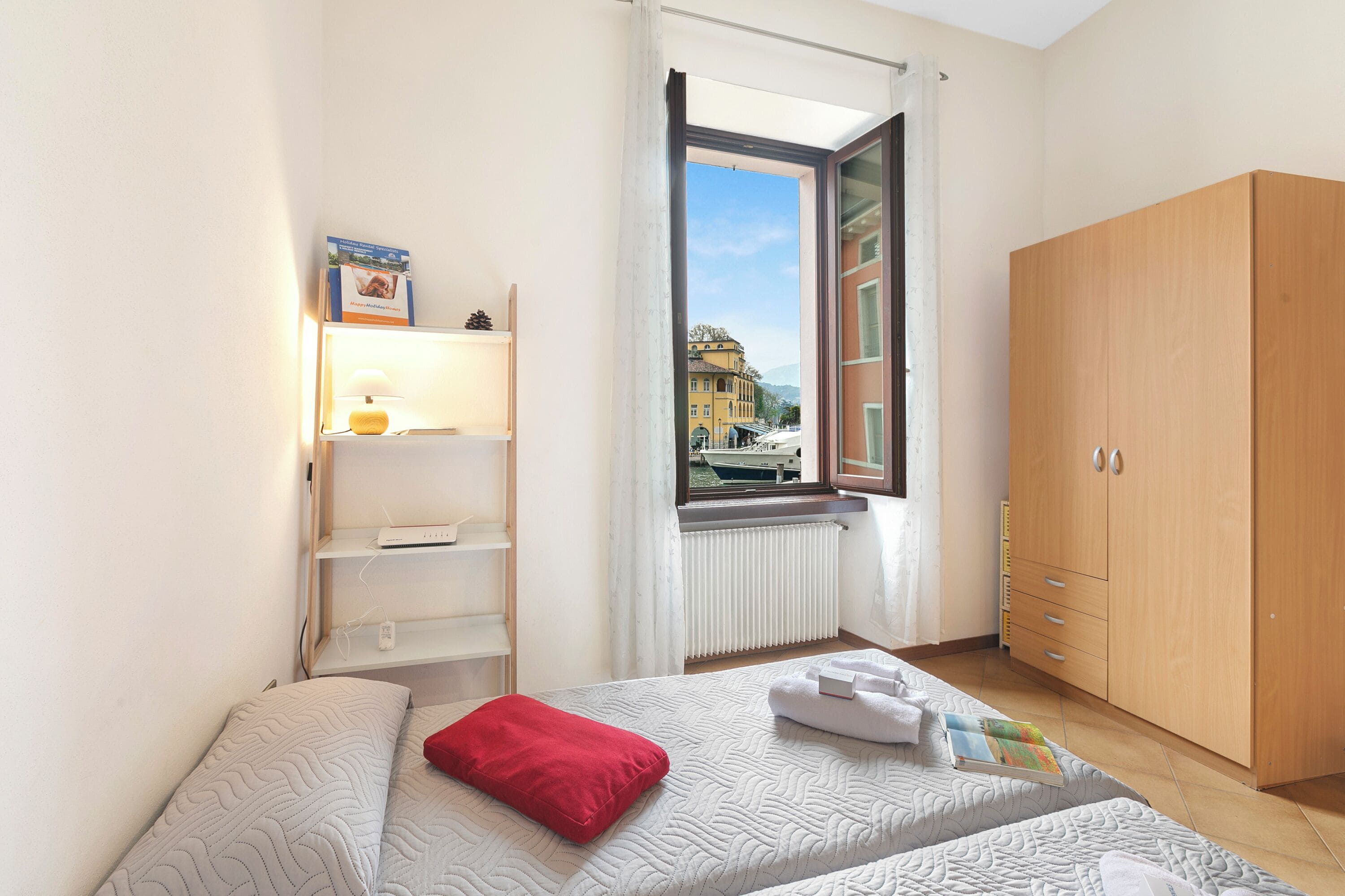 Family Apartment, Multiple Bedrooms, Lakeside (Lake View Historical Center Apartment) | 1 bedroom, bed sheets