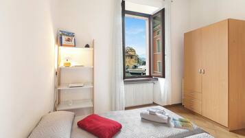 Family Apartment, Multiple Bedrooms, Lakeside (Lake View Historical Center Apartment) | 1 bedroom, bed sheets