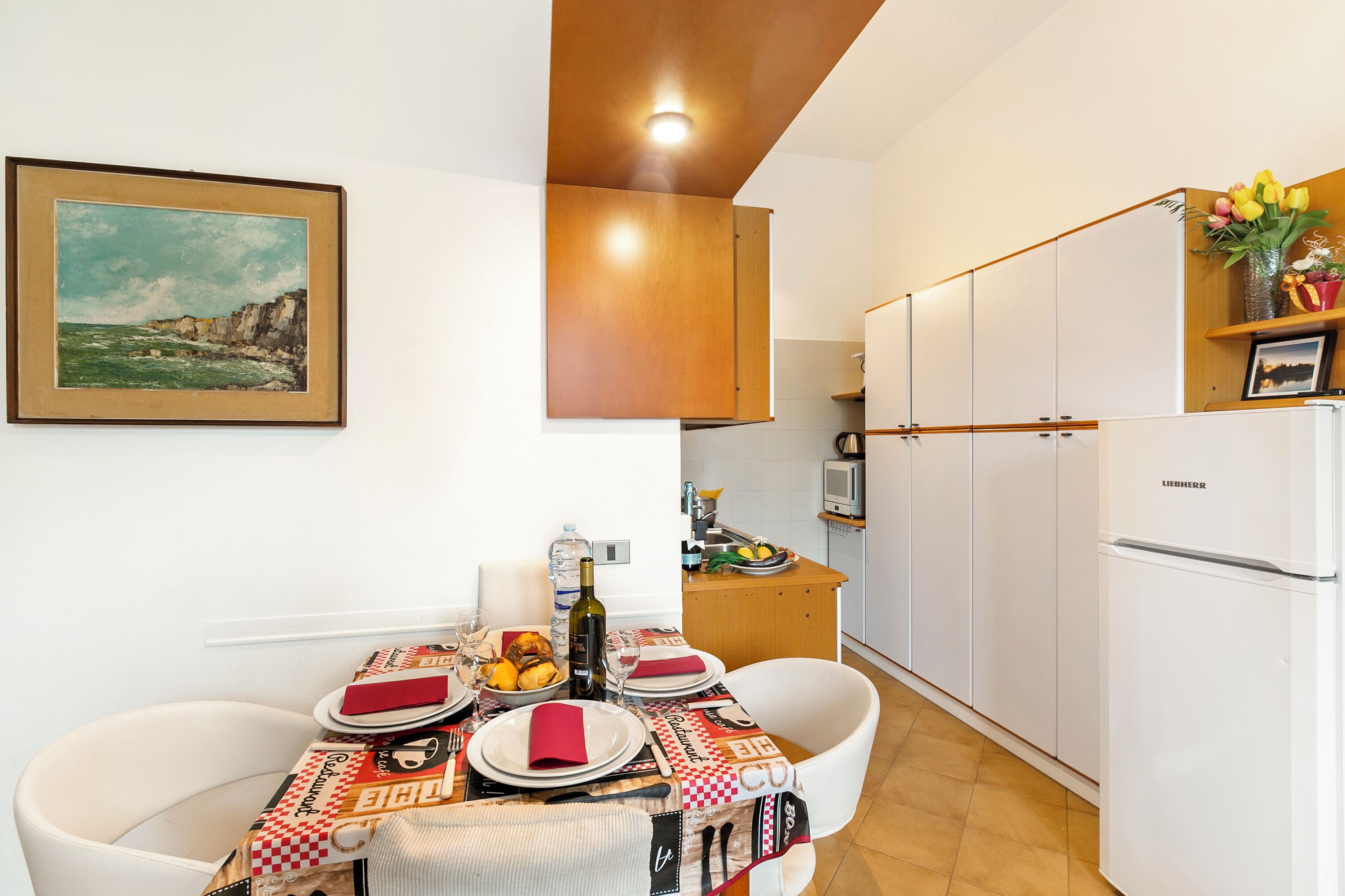 Family Apartment, Multiple Bedrooms, Lakeside (Lake View Historical Center Apartment) | Dining