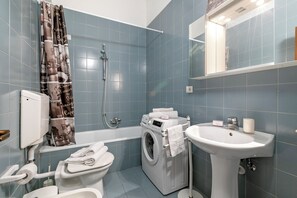 Family Apartment, Multiple Bedrooms, Lakeside (Lake View Historical Center Apartment) | Bathroom