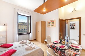 Family Apartment, Multiple Bedrooms, Lakeside (Lake View Historical Center Apartment) | Dining