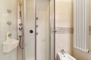 Bruser, brusehoved med spredningseffekt, hårtørrer, bidet