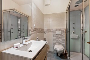 Dusche, Regendusche, Haartrockner, Bidet