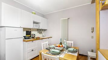 Full-size fridge, microwave, stovetop, dishwasher