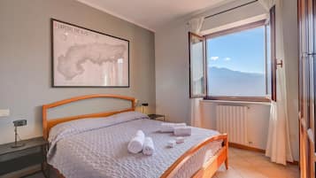 Appartamento familiare, camere multiple, lato montagna (Balcone sul Lago) | 2 camere, ferro/asse da stiro, Wi-Fi gratuito, lenzuola
