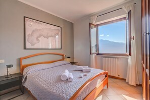 Family Apartment, Multiple Bedrooms, Mountainside (Balcone sul Lago)