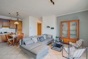 Familienapartment, Mehrere Schlafzimmer, Bergseite (Balcone sul Lago) | Wohnbereich | Flachbildfernseher