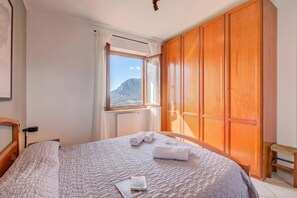 Familieleilighet, flere soverom, ved fjell (Balcone sul Lago) | 2 soverom, strykejern/-brett, wi-fi (inkludert) og sengetøy