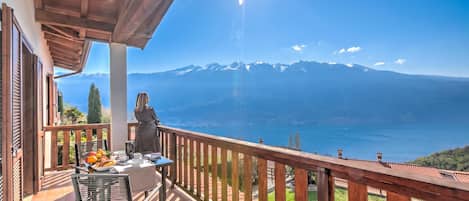 Familienapartment, Mehrere Schlafzimmer, Bergseite (Balcone sul Lago) | Speisen im Freien